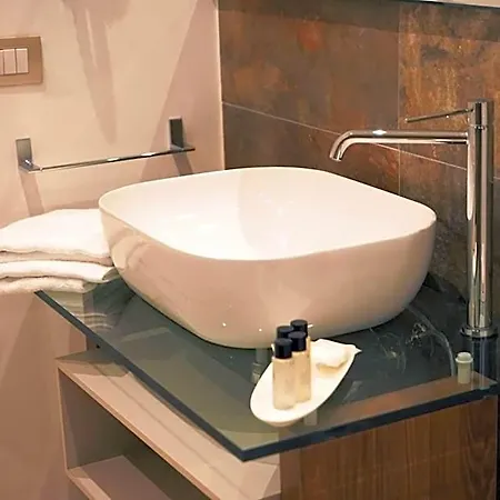 102 فندق مبيت وإفطار 4*